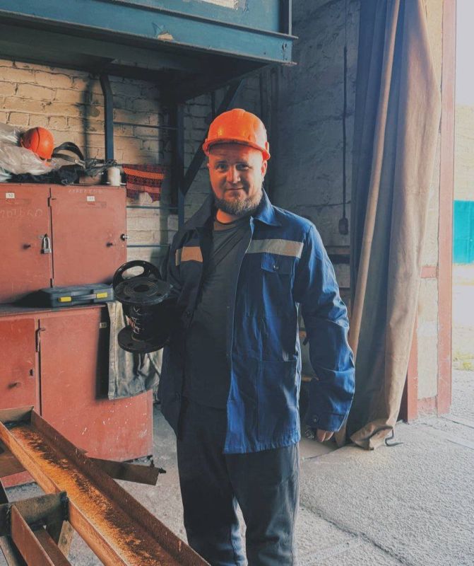 На Стахановском заводе ферросплавов прошел конкурс профессионального мастерства На Стахановском заводе ферросплавов прошел конкурс профессионального мастерства