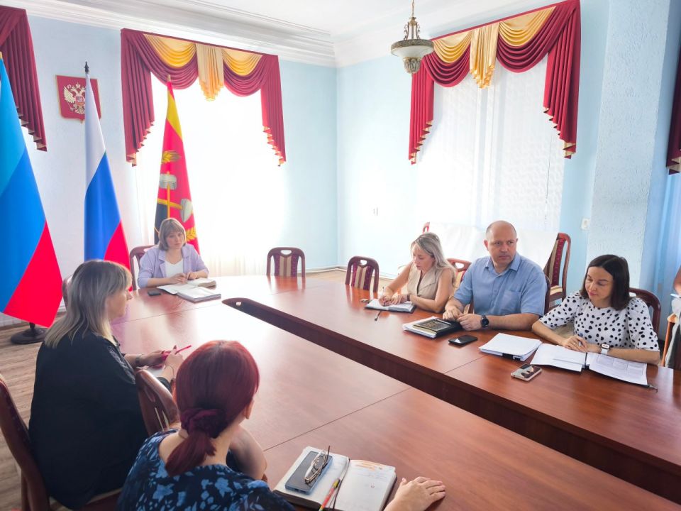 Сегодня временно исполняющий полномочия Главы Краснодонского муниципального округа Анна Гончарова провела расширенное аппаратное совещание с руководителями структурных подразделений Администрации и руководителями отделов и... Сегодня временно исполняющий полномочия Главы Краснодонского муниципального округа Анна Гончарова провела расширенное аппаратное совещание с руководителями структурных подразделений Администрации и руководителями отделов и...
