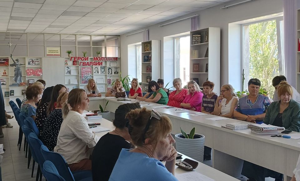 В центральной библиотеке им. Г. Сковороды на базе культурно-просветительского центра «Русское слово» прошел час финансовой грамотности под названием «Финансовая грамотность – шаг к успеху» В центральной библиотеке им. Г. Сковороды на базе культурно-просветительского центра «Русское слово» прошел час финансовой грамотности под названием «Финансовая грамотность – шаг к успеху»