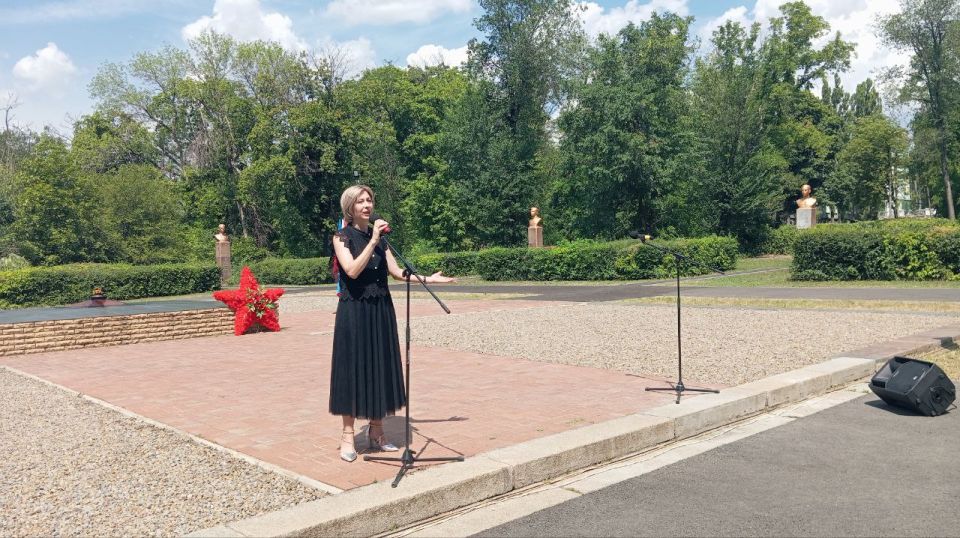 В рамках партийного проекта «Историческая память» в Красном Луче состоялась торжественная церемония передачи Межрегиональной патриотической эстафеты «Венок Славы», посвященной 80-летию Победы в Великой Отечественной войне... В рамках партийного проекта «Историческая память» в Красном Луче состоялась торжественная церемония передачи Межрегиональной патриотической эстафеты «Венок Славы», посвященной 80-летию Победы в Великой Отечественной войне...