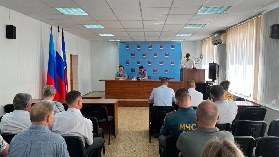 Альберт Зинченко: Сегодня провел заседание комиссии по предупреждению и ликвидации чрезвычайных ситуаций и обеспечению пожарной безопасности Станично-Луганского МО ЛНР Альберт Зинченко: Сегодня провел заседание комиссии по предупреждению и ликвидации чрезвычайных ситуаций и обеспечению пожарной безопасности Станично-Луганского МО ЛНР