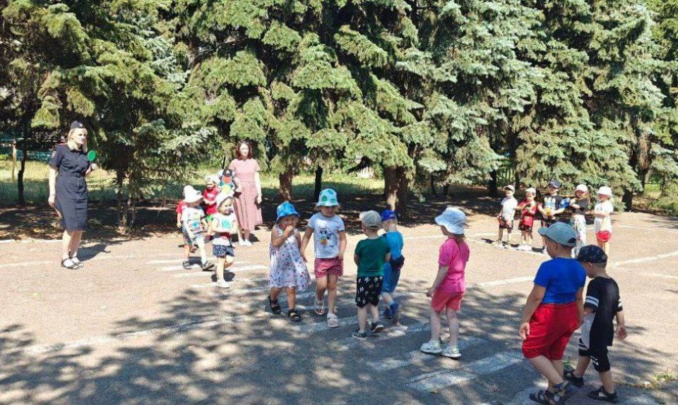 Юные стражи дорог: как в Алчевске растят поколение примерных пешеходов Юные стражи дорог: как в Алчевске растят поколение примерных пешеходов