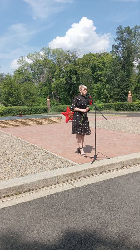 В рамках партийного проекта «Историческая память» в Красном Луче состоялась торжественная церемония передачи Межрегиональной патриотической эстафеты «Венок Славы», посвященной 80-летию Победы в Великой Отечественной войне... В рамках партийного проекта «Историческая память» в Красном Луче состоялась торжественная церемония передачи Межрегиональной патриотической эстафеты «Венок Славы», посвященной 80-летию Победы в Великой Отечественной войне...