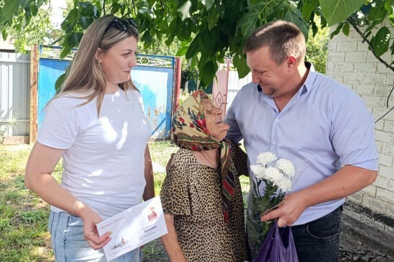В пгт Калининский поздравили юбиляра В пгт Калининский поздравили юбиляра