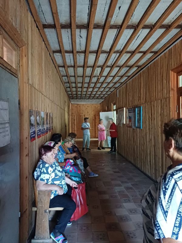 В рамках проекта «Добро в село» медики Свердловской больницы провели выездной прием жителей в селе Астахово Вместе со специалистами приехали волонтеры – студентки ЛГМУ имени Святителя Луки В рамках проекта «Добро в село» медики Свердловской больницы провели выездной прием жителей в селе Астахово Вместе со специалистами приехали волонтеры – студентки ЛГМУ имени Святителя Луки