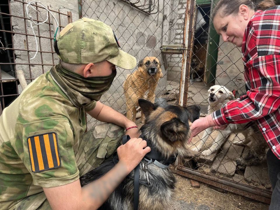 Росгвардейцы приехали в Луганский приют «Помоги другу» Росгвардейцы приехали в Луганский приют «Помоги другу»
