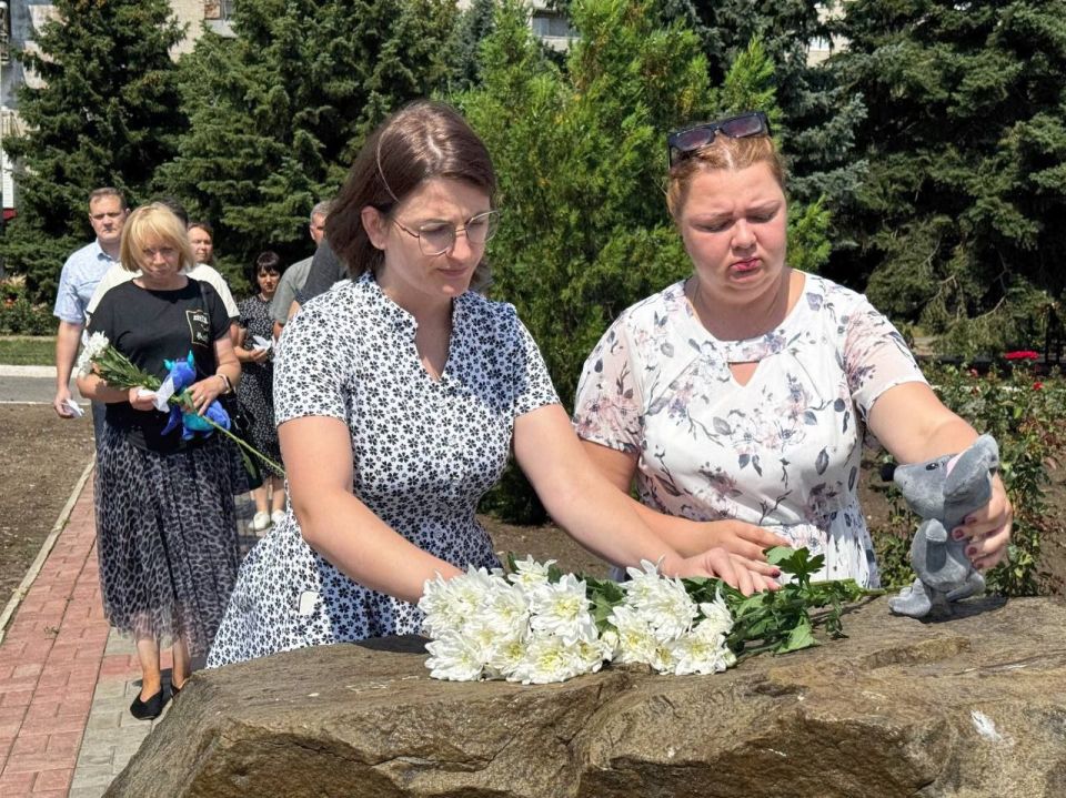 В преддверии Дня памяти детей – жертв войны в Донбассе, активисты местного отделения ВПП «Единая Россия» приобщились ко всероссийской акции, посвященной памяти детей, погибших во время вооруженного конфликта В преддверии Дня памяти детей – жертв войны в Донбассе, активисты местного отделения ВПП «Единая Россия» приобщились ко всероссийской акции, посвященной памяти детей, погибших во время вооруженного конфликта