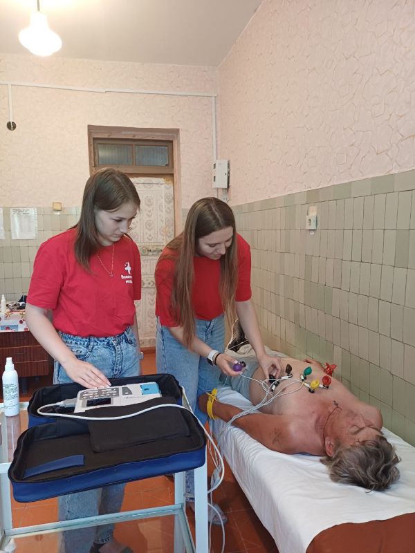 В рамках проекта «Добро в село» медики Свердловской больницы провели выездной прием жителей в селе Астахово Вместе со специалистами приехали волонтеры – студентки ЛГМУ имени Святителя Луки В рамках проекта «Добро в село» медики Свердловской больницы провели выездной прием жителей в селе Астахово Вместе со специалистами приехали волонтеры – студентки ЛГМУ имени Святителя Луки
