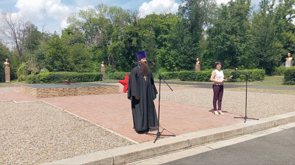 В рамках партийного проекта «Историческая память» в Красном Луче состоялась торжественная церемония передачи Межрегиональной патриотической эстафеты «Венок Славы», посвященной 80-летию Победы в Великой Отечественной войне... В рамках партийного проекта «Историческая память» в Красном Луче состоялась торжественная церемония передачи Межрегиональной патриотической эстафеты «Венок Славы», посвященной 80-летию Победы в Великой Отечественной войне...