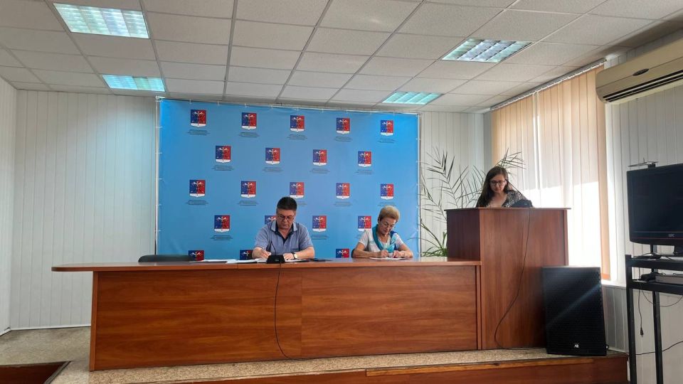 Альберт Зинченко: Сегодня совместно с заместителем председателя Совета Станично-Луганского МО Натальей Ушаковой провели аппаратное совещание с руководителями структурных подразделений, учреждений и предприятий округа Альберт Зинченко: Сегодня совместно с заместителем председателя Совета Станично-Луганского МО Натальей Ушаковой провели аппаратное совещание с руководителями структурных подразделений, учреждений и предприятий округа