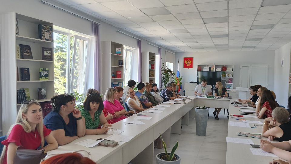 В центральной библиотеке им. Г. Сковороды на базе культурно-просветительского центра «Русское слово» прошел час финансовой грамотности под названием «Финансовая грамотность – шаг к успеху» В центральной библиотеке им. Г. Сковороды на базе культурно-просветительского центра «Русское слово» прошел час финансовой грамотности под названием «Финансовая грамотность – шаг к успеху»