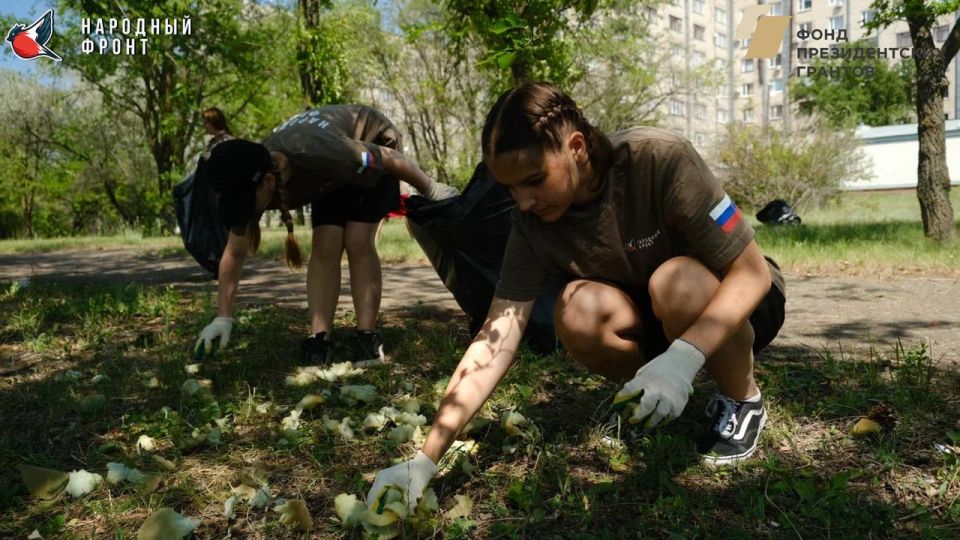 Молодёжка НФ совместно с РИК Народного фронта устроили генеральную уборку в парке Луганской республиканской больницы! 6 гектаров превратили в оазис чистоты и порядка! Молодёжка НФ совместно с РИК Народного фронта устроили генеральную уборку в парке Луганской республиканской больницы! 6 гектаров превратили в оазис чистоты и порядка!