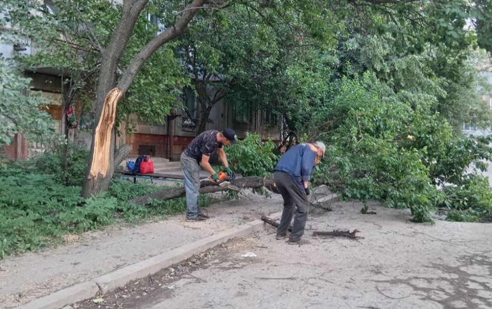 Коммунальные службы проводят работы на территории города Коммунальные службы проводят работы на территории города