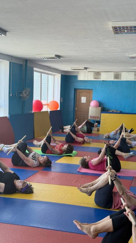 В Спортивной школе города Ровеньки прошли занятия с гимнастическими палками В Спортивной школе города Ровеньки прошли занятия с гимнастическими палками