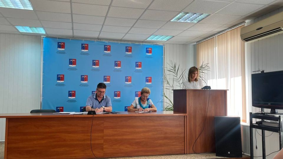 Альберт Зинченко: Сегодня совместно с заместителем председателя Совета Станично-Луганского МО Натальей Ушаковой провели аппаратное совещание с руководителями структурных подразделений, учреждений и предприятий округа Альберт Зинченко: Сегодня совместно с заместителем председателя Совета Станично-Луганского МО Натальей Ушаковой провели аппаратное совещание с руководителями структурных подразделений, учреждений и предприятий округа