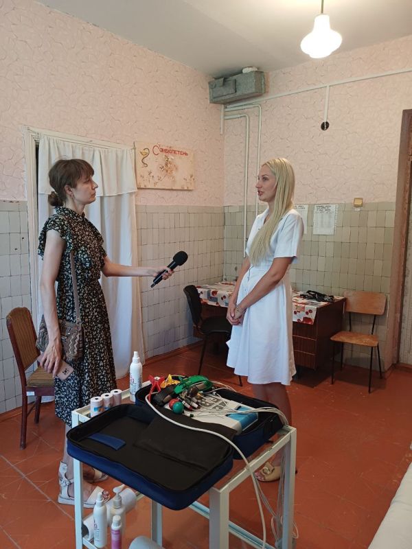 В рамках проекта «Добро в село» медики Свердловской больницы провели выездной прием жителей в селе Астахово Вместе со специалистами приехали волонтеры – студентки ЛГМУ имени Святителя Луки В рамках проекта «Добро в село» медики Свердловской больницы провели выездной прием жителей в селе Астахово Вместе со специалистами приехали волонтеры – студентки ЛГМУ имени Святителя Луки