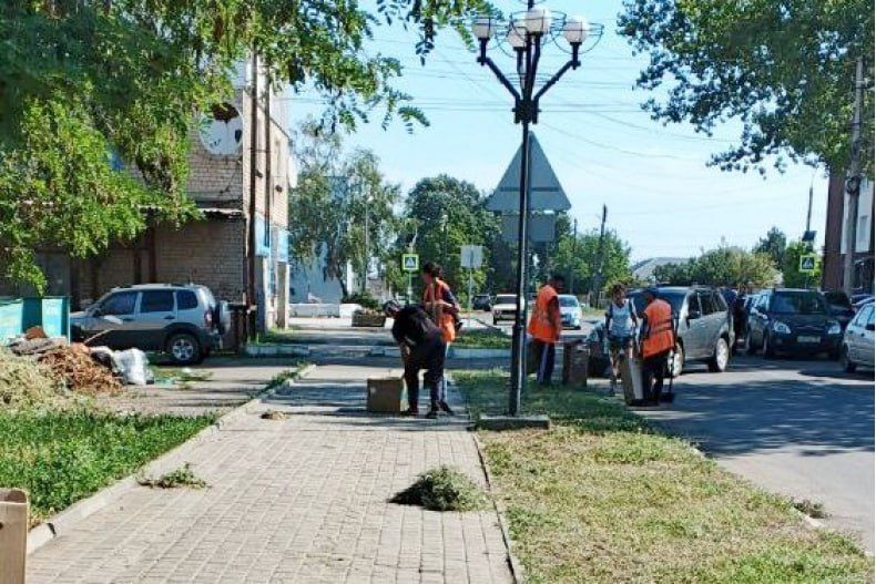 Свердловские дворники оперативно убрали последствия покоса травы Свердловские дворники оперативно убрали последствия покоса травы