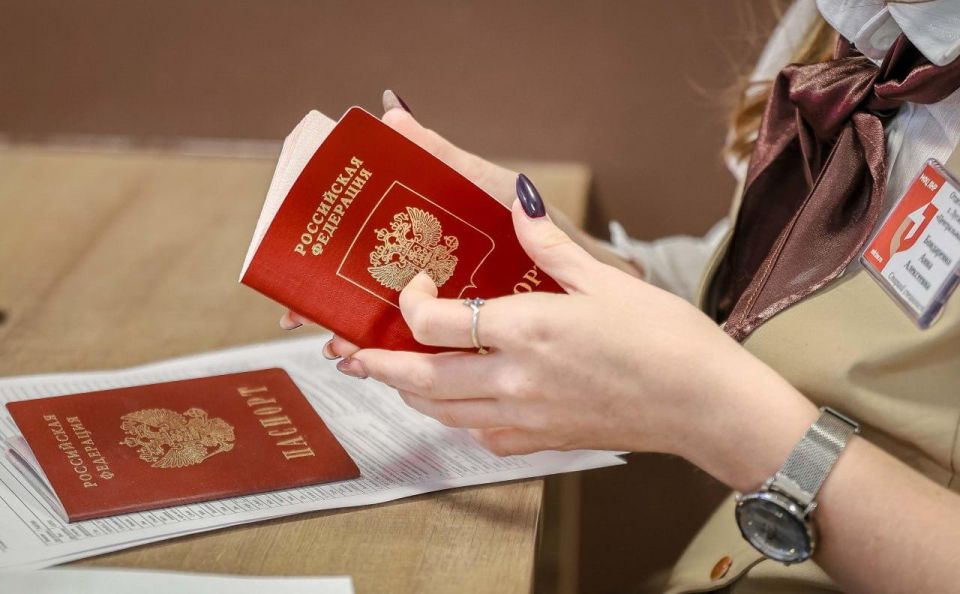 Четыре отделения МФЦ в Луганске начали прием заявлений на получение заграничного паспорта гражданина Российской Федерации Четыре отделения МФЦ в Луганске начали прием заявлений на получение заграничного паспорта гражданина Российской Федерации
