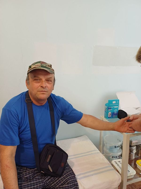 В рамках проекта «Добро в село» медики Свердловской больницы провели выездной прием жителей в селе Астахово Вместе со специалистами приехали волонтеры – студентки ЛГМУ имени Святителя Луки В рамках проекта «Добро в село» медики Свердловской больницы провели выездной прием жителей в селе Астахово Вместе со специалистами приехали волонтеры – студентки ЛГМУ имени Святителя Луки