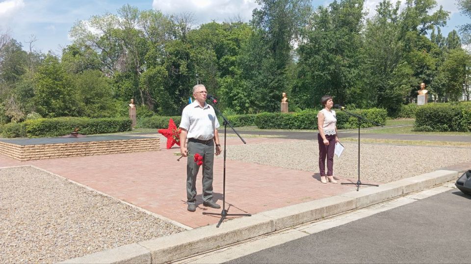 В рамках партийного проекта «Историческая память» в Красном Луче состоялась торжественная церемония передачи Межрегиональной патриотической эстафеты «Венок Славы», посвященной 80-летию Победы в Великой Отечественной войне... В рамках партийного проекта «Историческая память» в Красном Луче состоялась торжественная церемония передачи Межрегиональной патриотической эстафеты «Венок Славы», посвященной 80-летию Победы в Великой Отечественной войне...