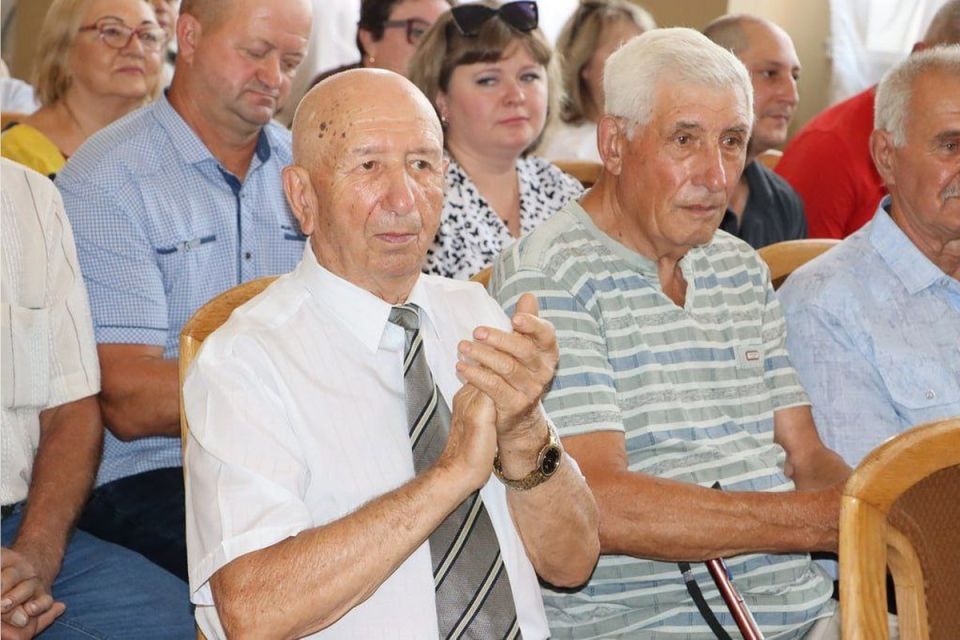 «Выбирай свое»: Координатор партпроекта вручил грамоты работникам «Лугастали» и Стахановского завода ферросплавов «Выбирай свое»: Координатор партпроекта вручил грамоты работникам «Лугастали» и Стахановского завода ферросплавов