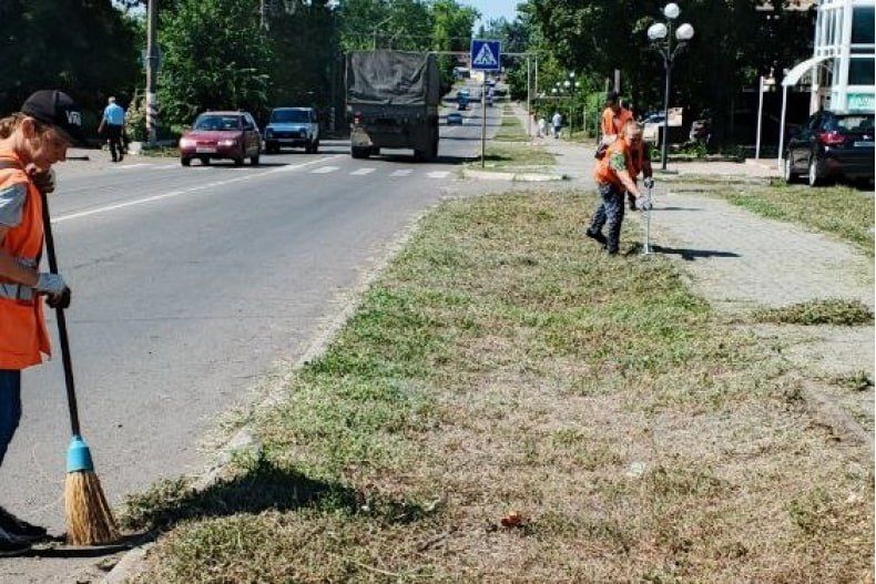 Свердловские дворники оперативно убрали последствия покоса травы Свердловские дворники оперативно убрали последствия покоса травы