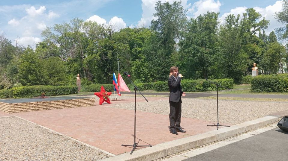 В рамках партийного проекта «Историческая память» в Красном Луче состоялась торжественная церемония передачи Межрегиональной патриотической эстафеты «Венок Славы», посвященной 80-летию Победы в Великой Отечественной войне... В рамках партийного проекта «Историческая память» в Красном Луче состоялась торжественная церемония передачи Межрегиональной патриотической эстафеты «Венок Славы», посвященной 80-летию Победы в Великой Отечественной войне...