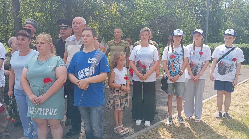 В рамках партийного проекта «Историческая память» в Красном Луче состоялась торжественная церемония передачи Межрегиональной патриотической эстафеты «Венок Славы», посвященной 80-летию Победы в Великой Отечественной войне... В рамках партийного проекта «Историческая память» в Красном Луче состоялась торжественная церемония передачи Межрегиональной патриотической эстафеты «Венок Славы», посвященной 80-летию Победы в Великой Отечественной войне...