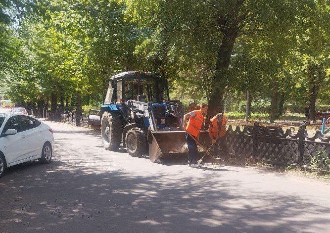 Коммунальные службы проводят работы на территории города Коммунальные службы проводят работы на территории города