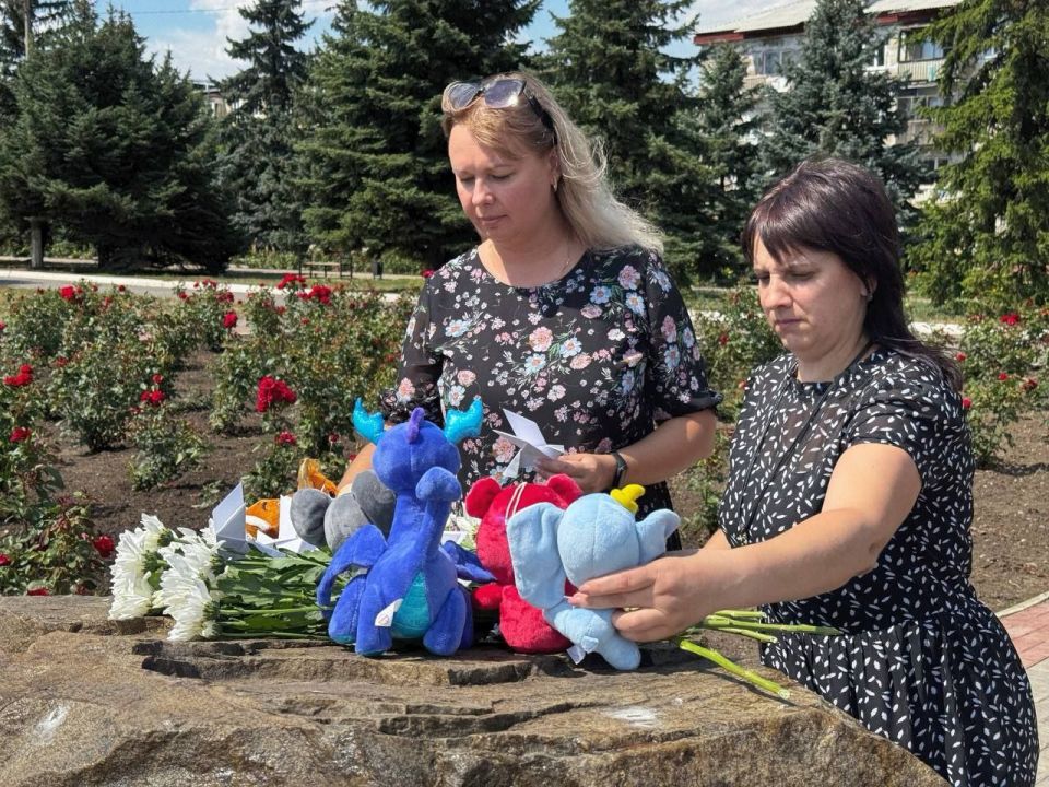 В преддверии Дня памяти детей – жертв войны в Донбассе, активисты местного отделения ВПП «Единая Россия» приобщились ко всероссийской акции, посвященной памяти детей, погибших во время вооруженного конфликта В преддверии Дня памяти детей – жертв войны в Донбассе, активисты местного отделения ВПП «Единая Россия» приобщились ко всероссийской акции, посвященной памяти детей, погибших во время вооруженного конфликта