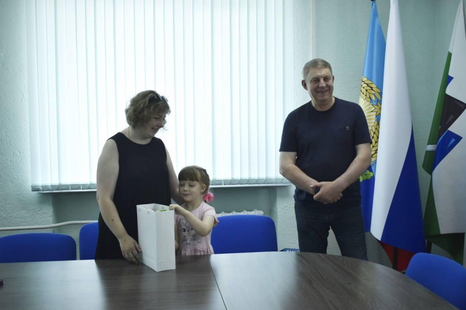 От Елки желаний до Красной площади: брянский губернатор исполнил новогоднее желание девочки из Брянки От Елки желаний до Красной площади: брянский губернатор исполнил новогоднее желание девочки из Брянки