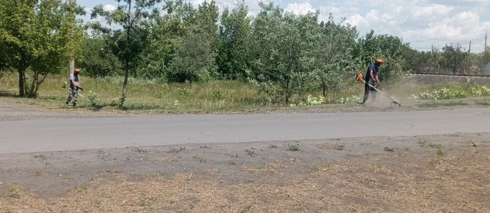 Работы по благоустройству в пгт Дзержинский продолжаются Работы по благоустройству в пгт Дзержинский продолжаются
