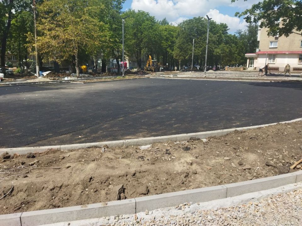 Реализация проекта «Каштановая аллея» в городе Ровеньки продолжается. Работы выполняет ООО «Дорснаб» Реализация проекта «Каштановая аллея» в городе Ровеньки продолжается. Работы выполняет ООО «Дорснаб»