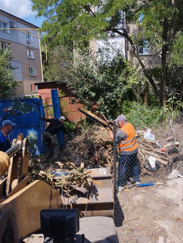 В Ровеньках продолжается ликвидация несанкционированных свалок мусора В Ровеньках продолжается ликвидация несанкционированных свалок мусора