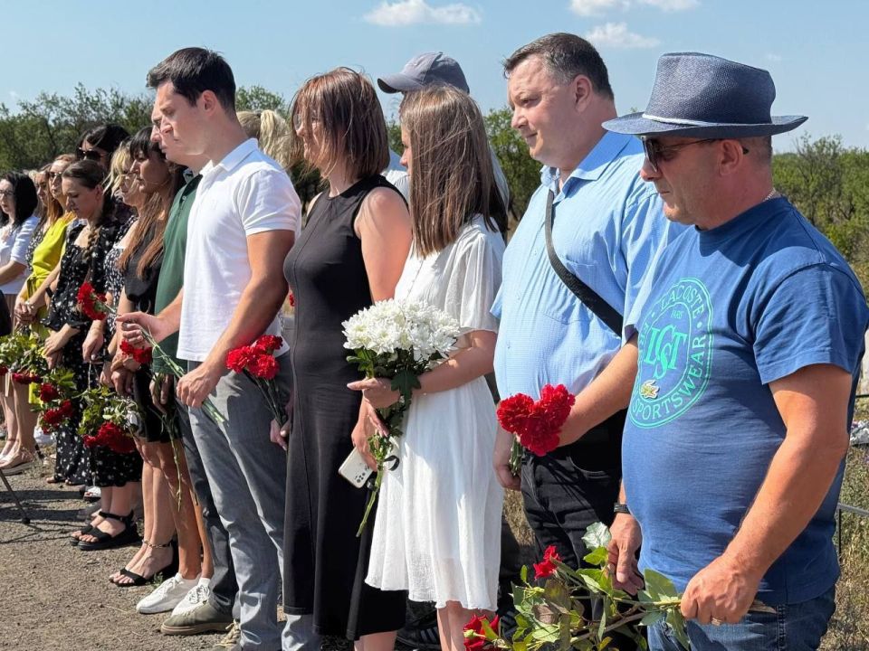 Сергей Колягин: Также сегодня, уже традиционно по инициативе первомайских Единороссов, начиная с 2022 года мы посещаем Киселевское кладбище, где захоронены 80 погибших от рук ВСУ наших земляков, которым до сегодняшнего дня... Сергей Колягин: Также сегодня, уже традиционно по инициативе первомайских Единороссов, начиная с 2022 года мы посещаем Киселевское кладбище, где захоронены 80 погибших от рук ВСУ наших земляков, которым до сегодняшнего дня...