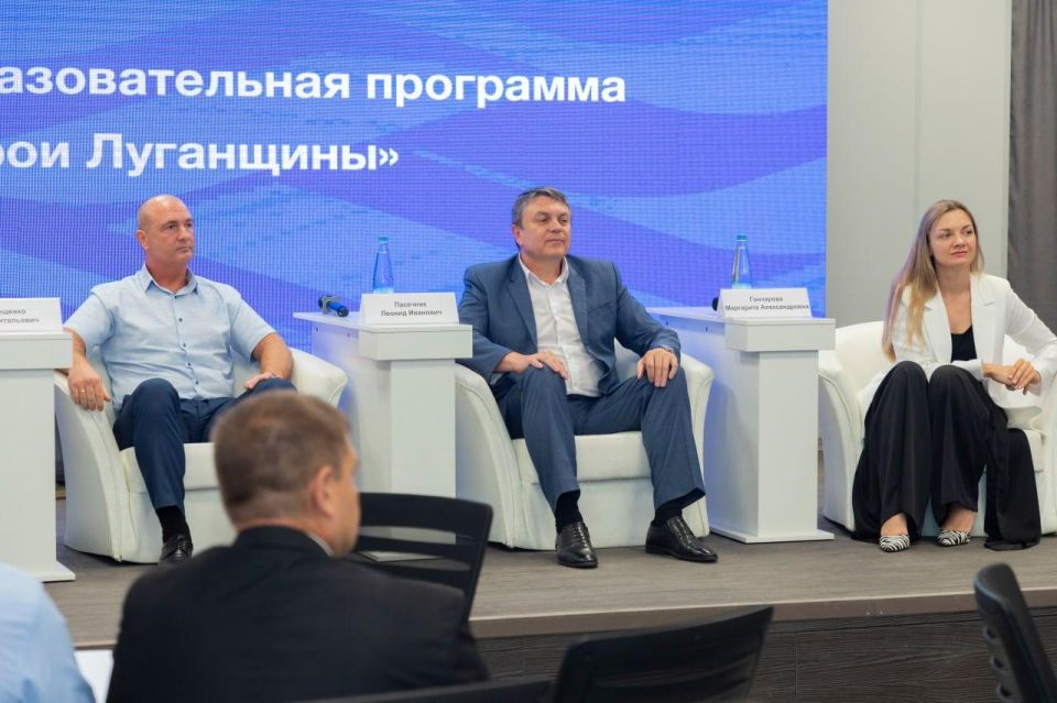 Наставники из числа представителей властей ЛНР, в том числе Глава Республики Леонид Пасечник, провели собеседования с финалистами региональной кадровой программы «Герои Луганщины» Наставники из числа представителей властей ЛНР, в том числе Глава Республики Леонид Пасечник, провели собеседования с финалистами региональной кадровой программы «Герои Луганщины»