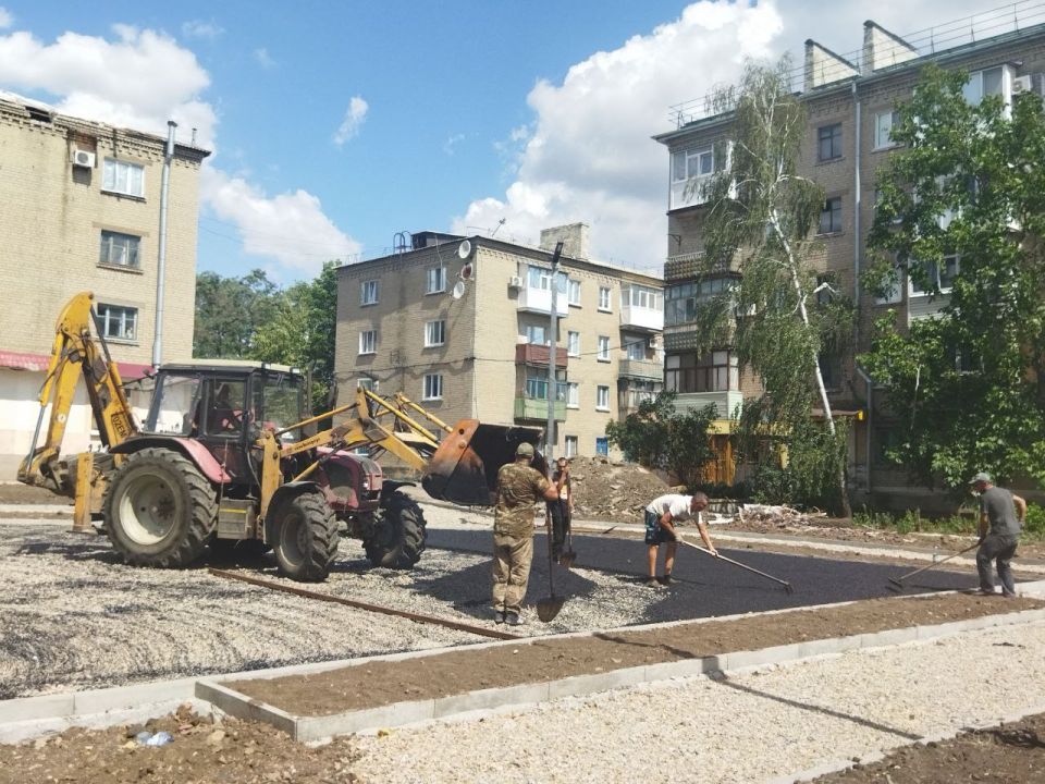 Реализация проекта «Каштановая аллея» в городе Ровеньки продолжается. Работы выполняет ООО «Дорснаб» Реализация проекта «Каштановая аллея» в городе Ровеньки продолжается. Работы выполняет ООО «Дорснаб»