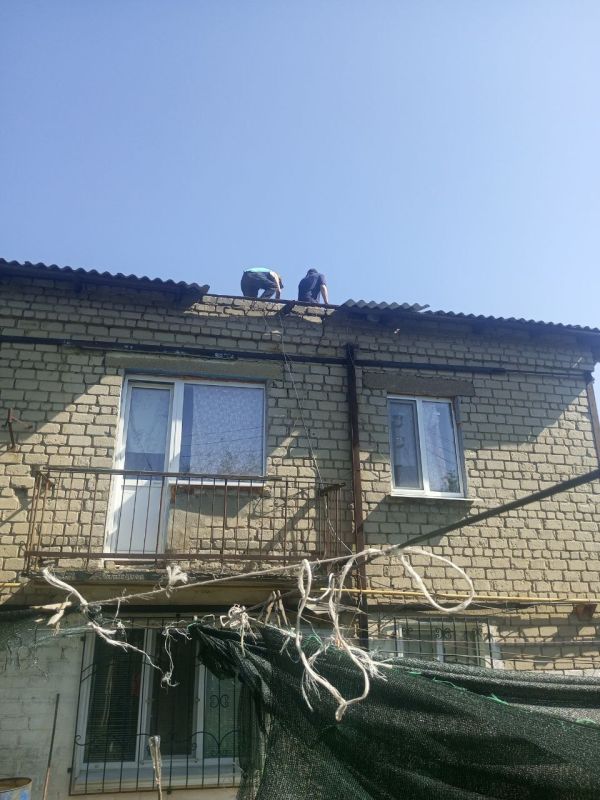 Коммунальные будни. Общество с ограниченной ответственностью "Арнстрой" продолжает работы по текущему ремонту отдельных мест покрытия кровель многоквартирных домов пгт Коммунальные будни. Общество с ограниченной ответственностью "Арнстрой" продолжает работы по текущему ремонту отдельных мест покрытия кровель многоквартирных домов пгт