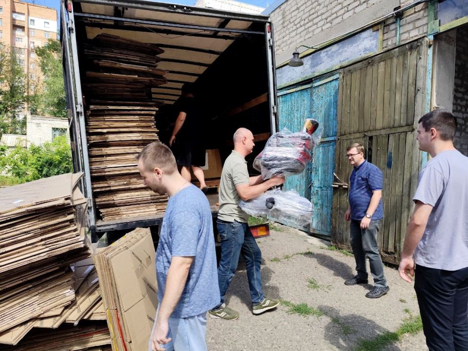 В рамках программы экогуммиссий в Минприроды ЛНР поступила партия офисной мебели и компьютерной техники В рамках программы экогуммиссий в Минприроды ЛНР поступила партия офисной мебели и компьютерной техники