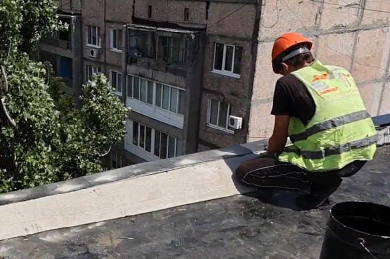 Красноярские строители активно восстанавливают кровли многоквартирных домов в Свердловском муниципалитете Красноярские строители активно восстанавливают кровли многоквартирных домов в Свердловском муниципалитете
