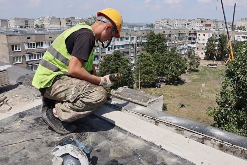 Красноярские строители активно восстанавливают кровли многоквартирных домов в Свердловском муниципалитете Красноярские строители активно восстанавливают кровли многоквартирных домов в Свердловском муниципалитете