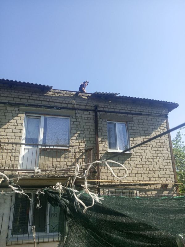 Коммунальные будни. Общество с ограниченной ответственностью "Арнстрой" продолжает работы по текущему ремонту отдельных мест покрытия кровель многоквартирных домов пгт Коммунальные будни. Общество с ограниченной ответственностью "Арнстрой" продолжает работы по текущему ремонту отдельных мест покрытия кровель многоквартирных домов пгт