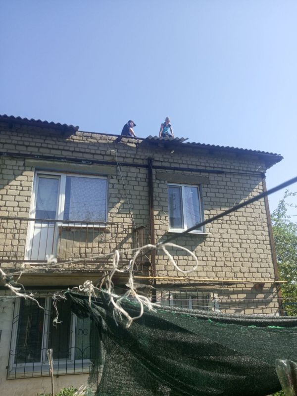 Коммунальные будни. Общество с ограниченной ответственностью "Арнстрой" продолжает работы по текущему ремонту отдельных мест покрытия кровель многоквартирных домов пгт Коммунальные будни. Общество с ограниченной ответственностью "Арнстрой" продолжает работы по текущему ремонту отдельных мест покрытия кровель многоквартирных домов пгт