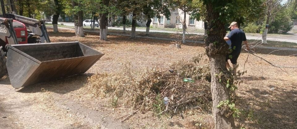 Работы по благоустройству в пгт Дзержинский продолжаются Работы по благоустройству в пгт Дзержинский продолжаются