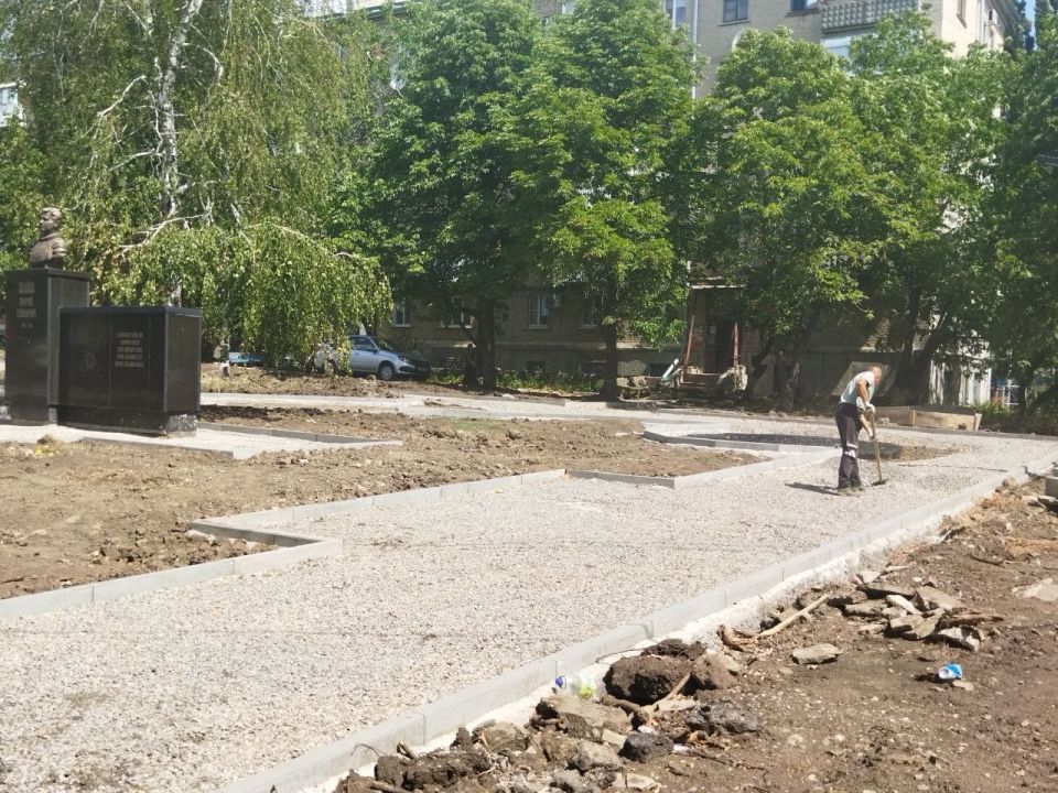 Реализация проекта «Каштановая аллея» в городе Ровеньки продолжается. Работы выполняет ООО «Дорснаб» Реализация проекта «Каштановая аллея» в городе Ровеньки продолжается. Работы выполняет ООО «Дорснаб»