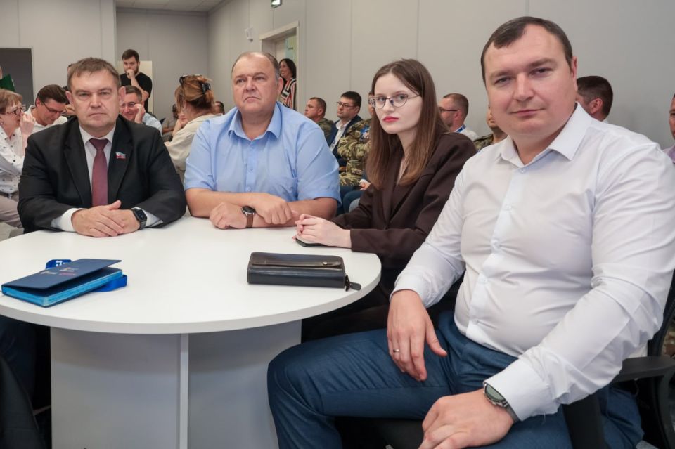 Финалисты проекта «Герои Луганщины» встретились с наставниками из органов власти республики Финалисты проекта «Герои Луганщины» встретились с наставниками из органов власти республики