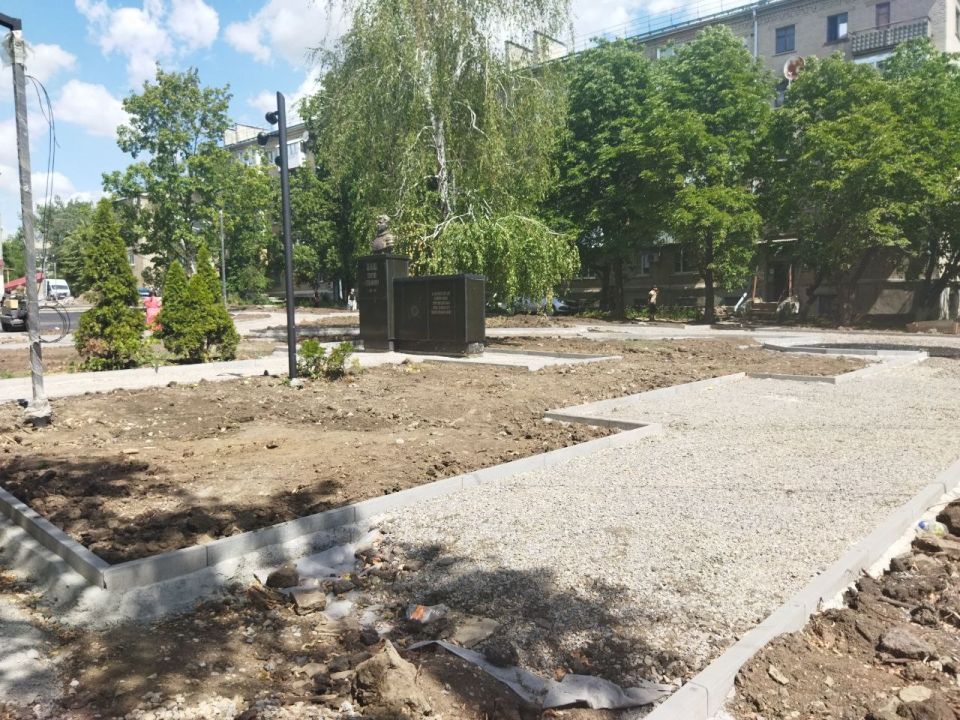 Реализация проекта «Каштановая аллея» в городе Ровеньки продолжается. Работы выполняет ООО «Дорснаб» Реализация проекта «Каштановая аллея» в городе Ровеньки продолжается. Работы выполняет ООО «Дорснаб»