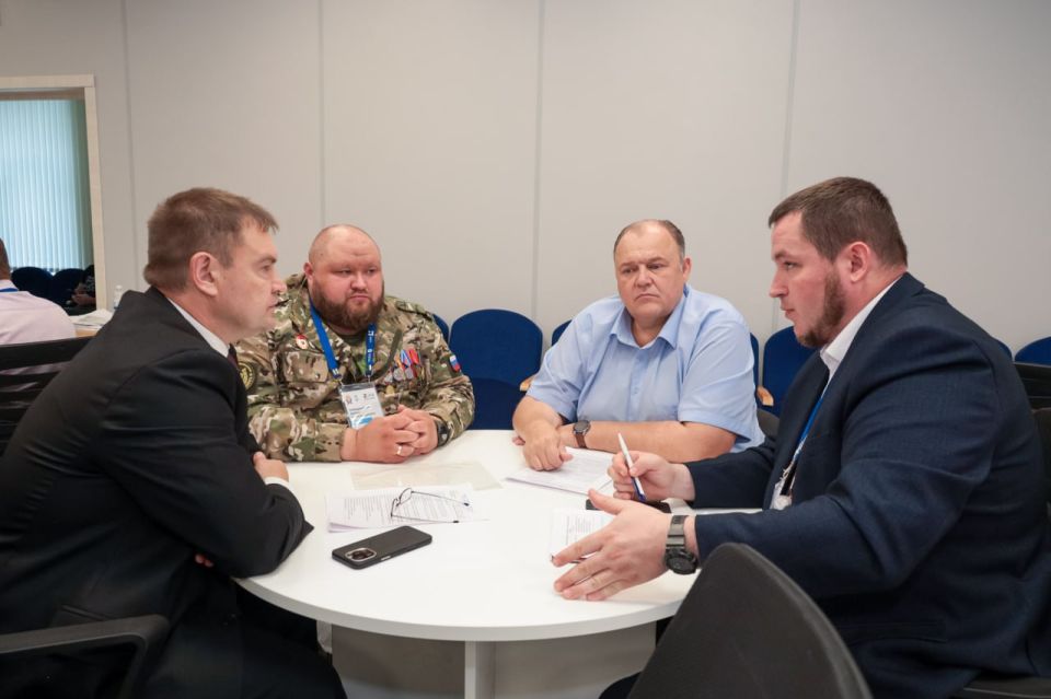 Финалисты проекта «Герои Луганщины» встретились с наставниками из органов власти республики Финалисты проекта «Герои Луганщины» встретились с наставниками из органов власти республики