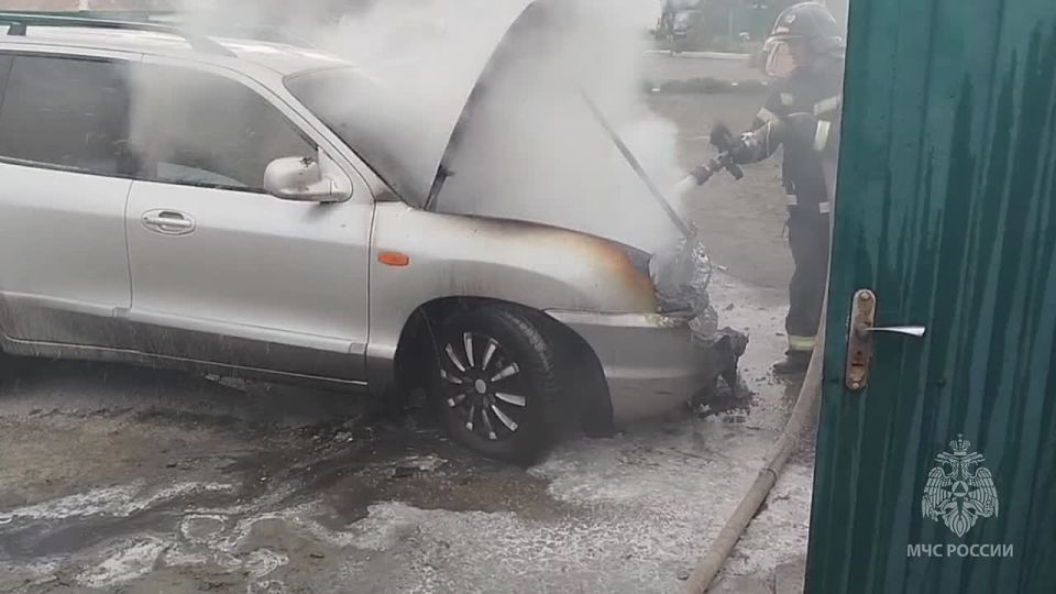 Горящий автомобиль в Ровеньках потушили спасатели МЧС России