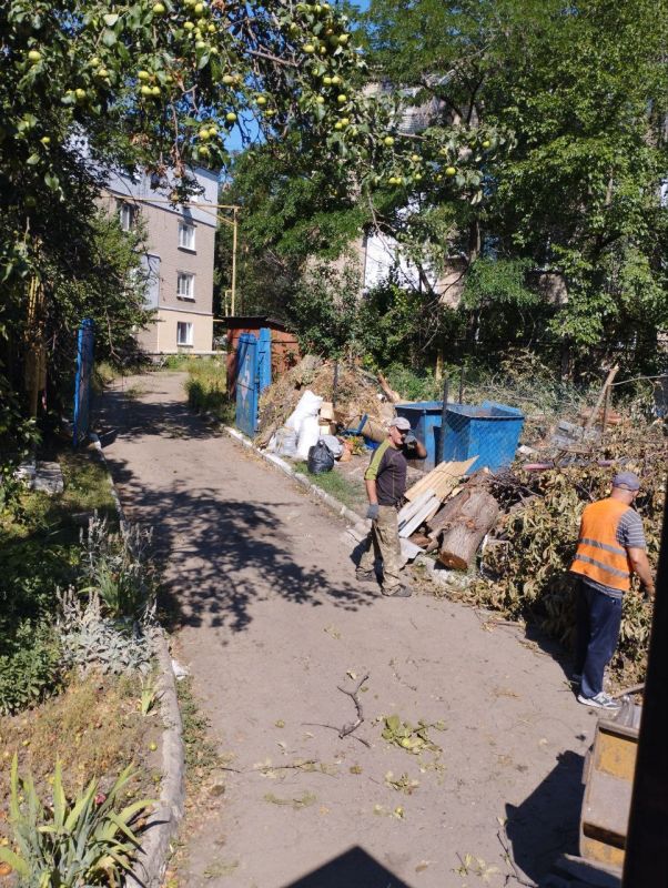 В Ровеньках продолжается ликвидация несанкционированных свалок мусора В Ровеньках продолжается ликвидация несанкционированных свалок мусора